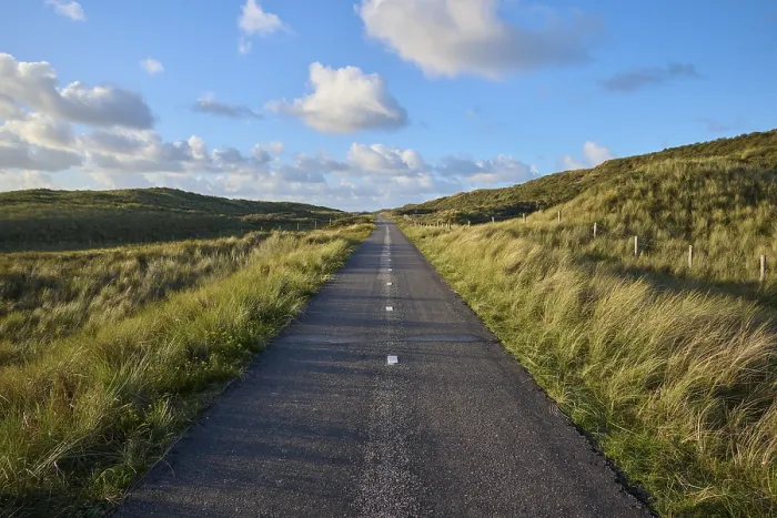 Gerahmter Druck : Fahrradweg, Sanddüne, Wolken Gerahmter Druck : Fahrradweg, Sanddüne, Wolken