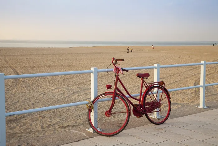 Gerahmter Druck : Fahrrad und sandiger Strand, Scheveningen. Gerahmter Druck : Fahrrad und sandiger Strand, Scheveningen.