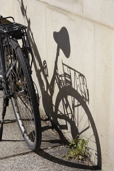 Gerahmter Druck : Fahrrad mit Schatten auf einer Hauswand, Deutschland. Gerahmter Druck : Fahrrad mit Schatten auf einer Hauswand, Deutschland.