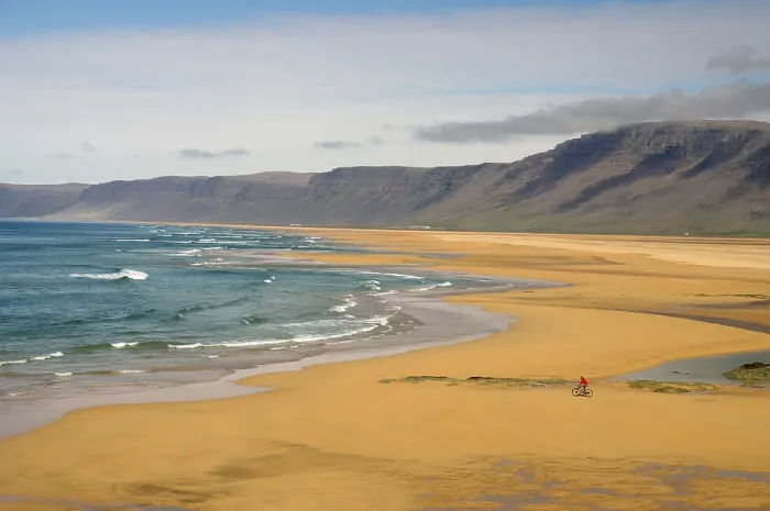 Gerahmter Druck : Rad auf breiter sandiger Strand, Wellen. Gerahmter Druck : Rad auf breiter sandiger Strand, Wellen.