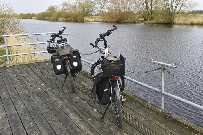 Gerahmter Druck : Fahrräder auf der Eider in Schleswig-Holstein. Gerahmter Druck : Fahrräder auf der Eider in Schleswig-Holstein.