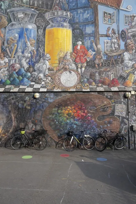 Gerahmter Druck : Fahrräder vor einer Hauswand mit großformatigen Graffitis. Gerahmter Druck : Fahrräder vor einer Hauswand mit großformatigen Graffitis.