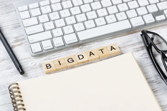Gerahmter Druck : Big-Data-Analytics-Konzept mit Buchstaben auf Würfeln. Gerahmter Druck : Big-Data-Analytics-Konzept mit Buchstaben auf Würfeln.