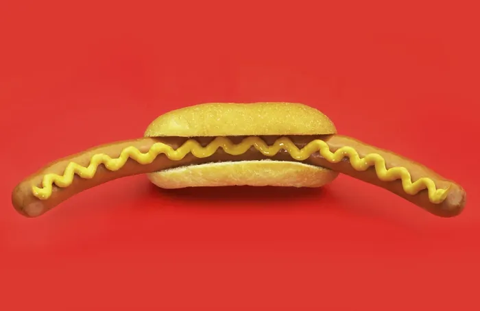 Gerahmter Druck : Großer Wurst in einem Rollen auf roter Oberfläche. Gerahmter Druck : Großer Wurst in einem Rollen auf roter Oberfläche.