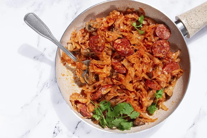 Gerahmter Druck : Bigos, polnisches Gericht bigos, auf einem Marmortisch. Gerahmter Druck : Bigos, polnisches Gericht bigos, auf einem Marmortisch.