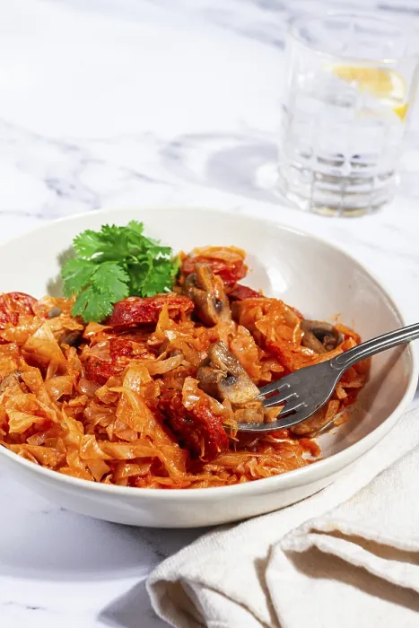 Gerahmter Druck : Bigos, polnisches Gericht bigos, auf einem Marmortisch. Gerahmter Druck : Bigos, polnisches Gericht bigos, auf einem Marmortisch.