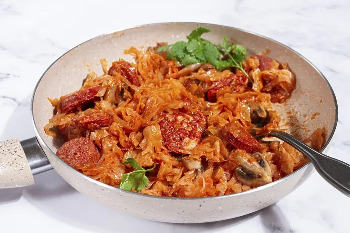 Gerahmter Druck : Bigos, polnisches Gericht bigos, auf einem Marmortisch. Gerahmter Druck : Bigos, polnisches Gericht bigos, auf einem Marmortisch.