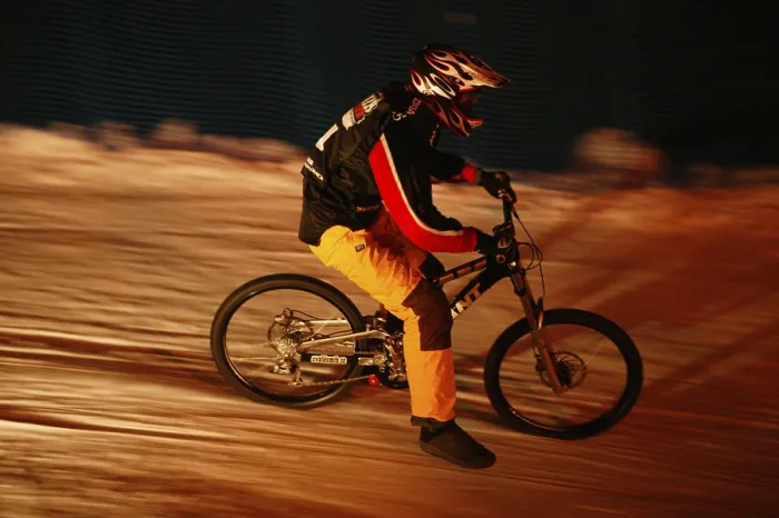 Gerahmter Druck : Radfahren im Schnee. Gerahmter Druck : Radfahren im Schnee.