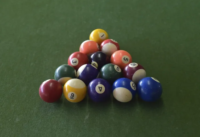 Gerahmter Druck : Billardkugeln, Dreiecksform. Gerahmter Druck : Billardkugeln, Dreiecksform.