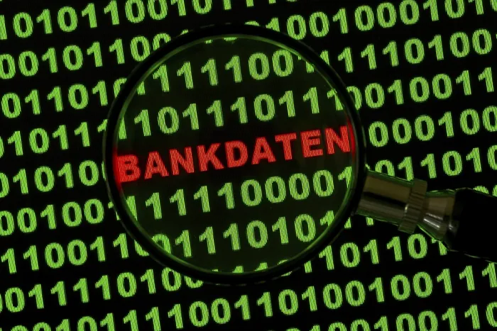 Gerahmter Druck : Binärcode mit der Aufschrift 'Bankdaten' unter einem Lupe Gerahmter Druck : Binärcode mit der Aufschrift 'Bankdaten' unter einem Lupe