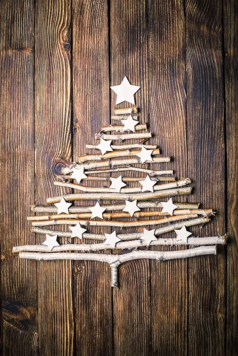 Gerahmter Druck : Birkenzweige und weiße Sterne in Form eines Weihnachtsbaums. Gerahmter Druck : Birkenzweige und weiße Sterne in Form eines Weihnachtsbaums.