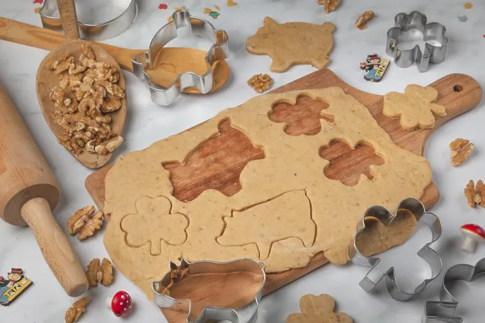 Gerahmter Druck : Biskuitbacken, Biscuits für Neujahr ausschneiden. Gerahmter Druck : Biskuitbacken, Biscuits für Neujahr ausschneiden.
