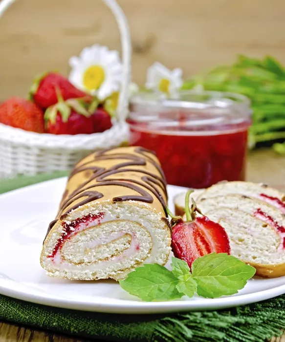 Gerahmter Druck : Biskuitrouladen mit Sahne und Marmelade. Gerahmter Druck : Biskuitrouladen mit Sahne und Marmelade.