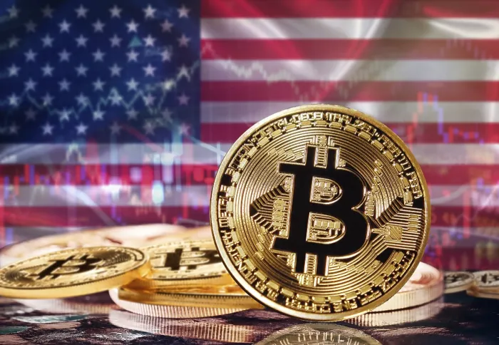 Gerahmter Druck : Bitcoin vor dem amerikanischen Flagge. Anleger in Kryptowährungen und Blockchain-Technologie in den Vereinigten Staaten, Konzept Gerahmter Druck : Bitcoin vor dem amerikanischen Flagge. Anleger in Kryptowährungen und Blockchain-Technologie in den Vereinigten Staaten, Konzept