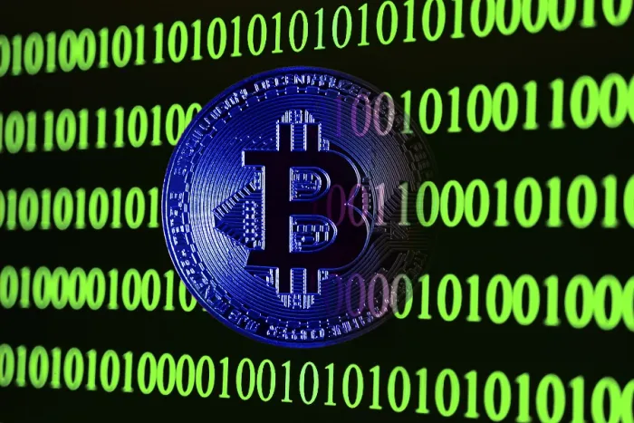 Gerahmter Druck : Bitcoin mit Binärcode Gerahmter Druck : Bitcoin mit Binärcode