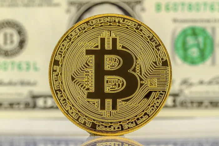 Gerahmter Druck : Bitcoin mit Dollarbanknote im Hintergrund. Gerahmter Druck : Bitcoin mit Dollarbanknote im Hintergrund.