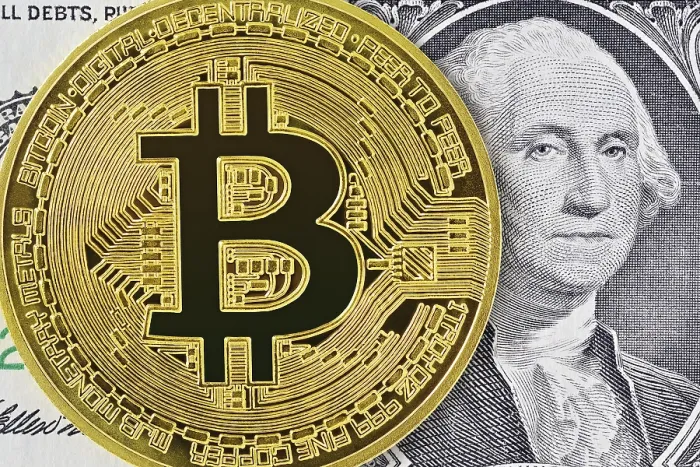 Gerahmter Druck : Bitcoin und ein US-Dollar-Schein. Gerahmter Druck : Bitcoin und ein US-Dollar-Schein.