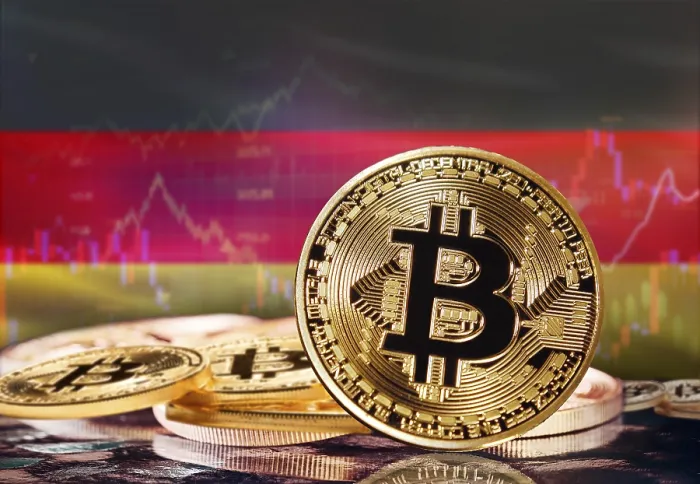 Gerahmter Druck : Bitcoin mit deutschen Flagge im Hintergrund.