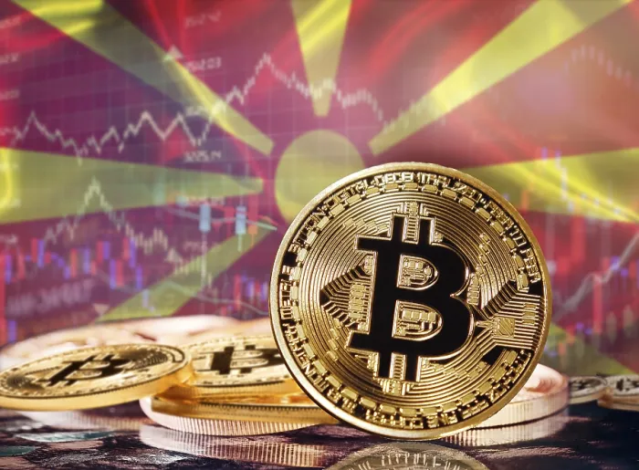Gerahmter Druck : Bitcoin vor dem mazedonischen Flagge. Investoren in Kryptowährungen und Blockchain-Technologie in Nordmazedonien, Konzept Gerahmter Druck : Bitcoin vor dem mazedonischen Flagge. Investoren in Kryptowährungen und Blockchain-Technologie in Nordmazedonien, Konzept