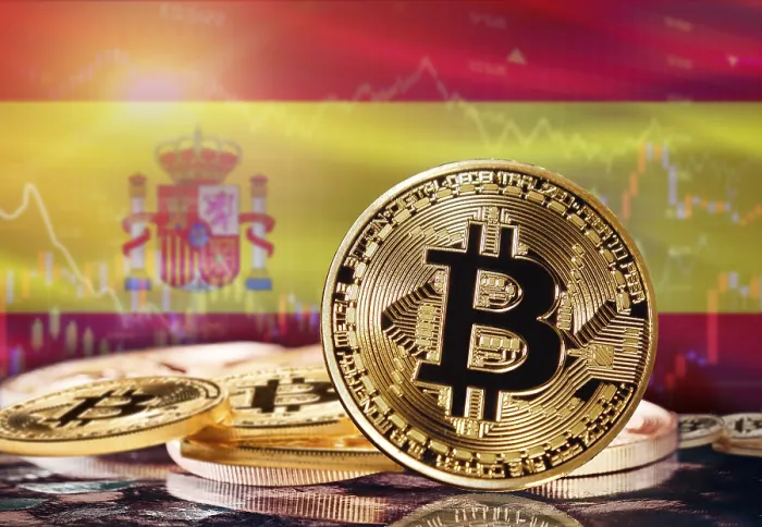Gerahmter Druck : Bitcoin vor dem spanischen Flaggenhintergrund. Anleger in Kryptowährungen und Blockchain-Technologie in Spanien, Konzept Gerahmter Druck : Bitcoin vor dem spanischen Flaggenhintergrund. Anleger in Kryptowährungen und Blockchain-Technologie in Spanien, Konzept