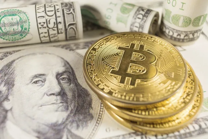 Gerahmter Druck : Bitcoin-Stack und 100-Dollar-Scheine. Gerahmter Druck : Bitcoin-Stack und 100-Dollar-Scheine.