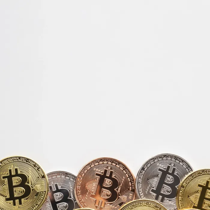 Gerahmter Druck : Bitcoin mit verschiedenen Farben, einfacher Hintergrund. Gerahmter Druck : Bitcoin mit verschiedenen Farben, einfacher Hintergrund.