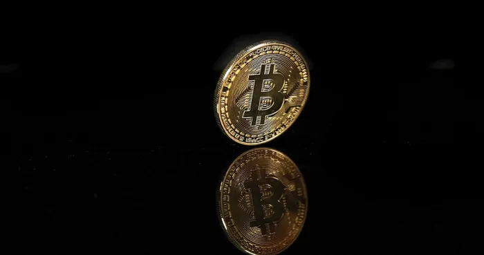 Gerahmter Druck : Bitcoins auf schwarzem Hintergrund. Gerahmter Druck : Bitcoins auf schwarzem Hintergrund.