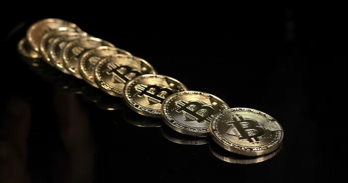 Gerahmter Druck : Bitcoins auf schwarzem Hintergrund