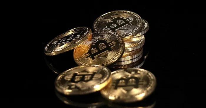 Gerahmter Druck : Bitcoins auf schwarzem Hintergrund. Gerahmter Druck : Bitcoins auf schwarzem Hintergrund.