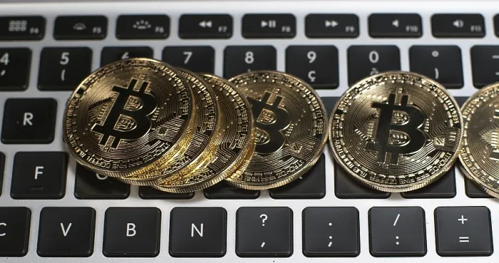 Gerahmter Druck : Bitcoins auf Computer-Tastatur-Hintergrund Gerahmter Druck : Bitcoins auf Computer-Tastatur-Hintergrund