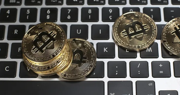 Gerahmter Druck : Bitcoins auf Computertastatur Hintergrund Gerahmter Druck : Bitcoins auf Computertastatur Hintergrund