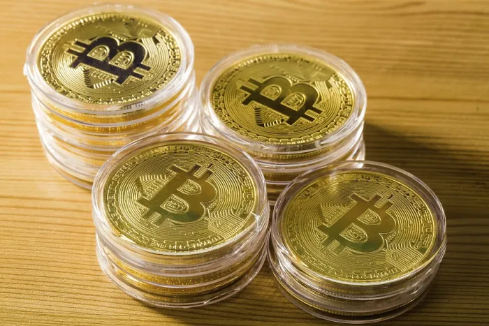Gerahmter Druck : Bitcoins auf einem hellen Hintergrund. Gerahmter Druck : Bitcoins auf einem hellen Hintergrund.
