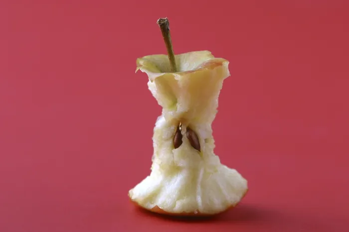 Gerahmter Druck : Bitte Apfel auf roter Hintergrund. Gerahmter Druck : Bitte Apfel auf roter Hintergrund.