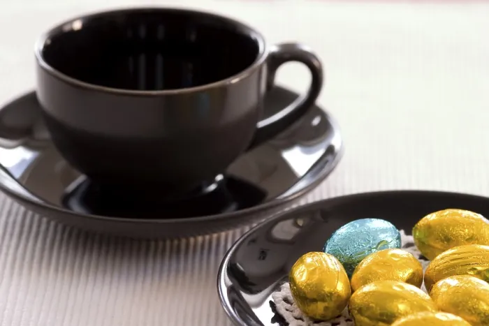 Gerahmter Druck : Schwarzer Kaffeebecher für eine Pause mit Süßigkeiten. Gerahmter Druck : Schwarzer Kaffeebecher für eine Pause mit Süßigkeiten.