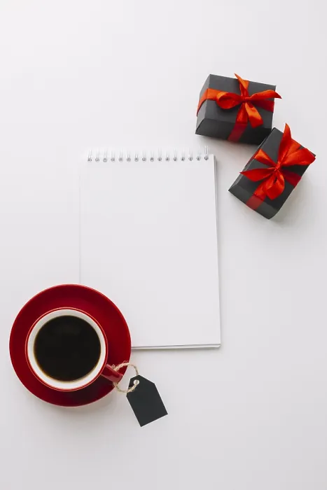 Gerahmter Druck : Black Friday Notizbuch Mockup mit Kaffee Gerahmter Druck : Black Friday Notizbuch Mockup mit Kaffee