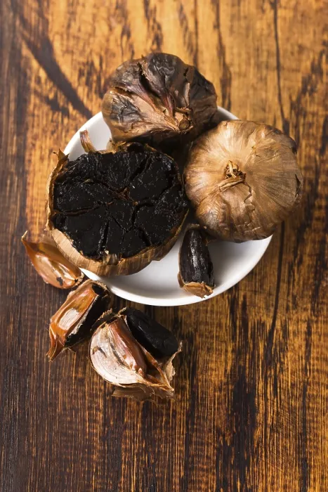 Gerahmter Druck : Schwarzer Knoblauch. Gerahmter Druck : Schwarzer Knoblauch.