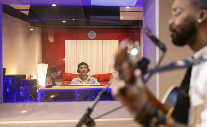 Gerahmter Druck : Ein schwarzer Mann spielt Gitarre in einem Aufnahmestudio. Gerahmter Druck : Ein schwarzer Mann spielt Gitarre in einem Aufnahmestudio.