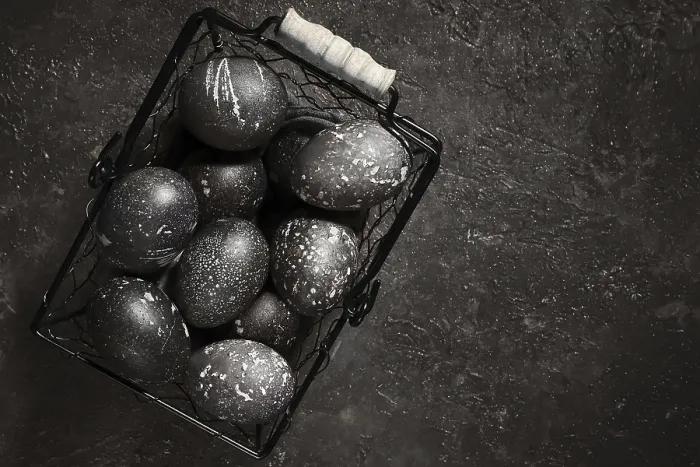 Gerahmter Druck : Schwarze bemalte Eier zum Ostern in einem Korb. Gerahmter Druck : Schwarze bemalte Eier zum Ostern in einem Korb.