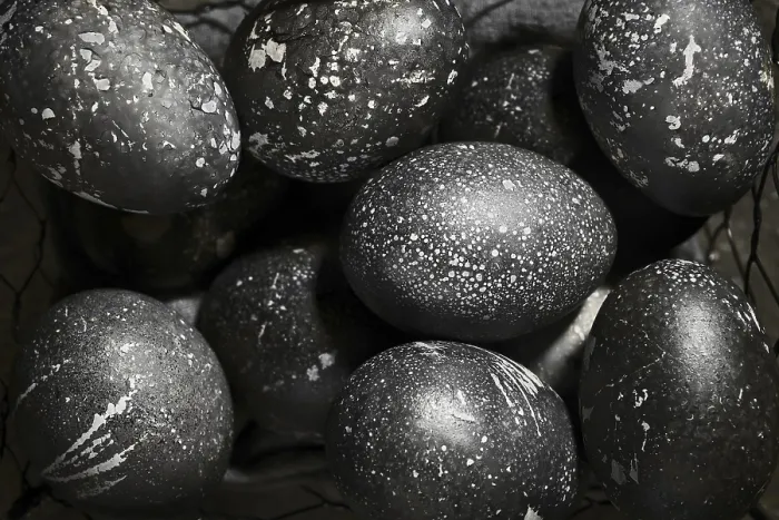 Gerahmter Druck : Schwarze bemalte Eier zum Ostern in einem Korb. Gerahmter Druck : Schwarze bemalte Eier zum Ostern in einem Korb.