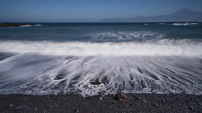 Gerahmter Druck : Schwarzer Kieselstrand mit Wellenrand. Gerahmter Druck : Schwarzer Kieselstrand mit Wellenrand.