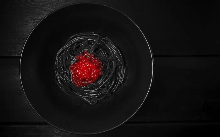Gerahmter Druck : Schwarzer Spagetti mit roter Kaviar. Gerahmter Druck : Schwarzer Spagetti mit roter Kaviar.