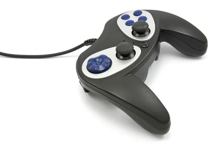 Gerahmter Druck : Schwarzer Videospielcontroller auf weißem Hintergrund. Gerahmter Druck : Schwarzer Videospielcontroller auf weißem Hintergrund.