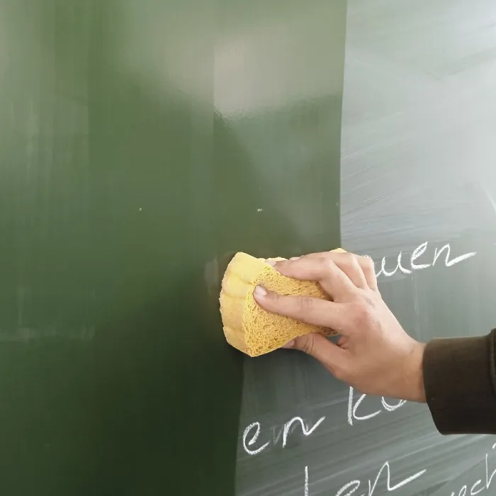 Gerahmter Druck : Schwarze Tafel in einem Schulunterrichtsraum Gerahmter Druck : Schwarze Tafel in einem Schulunterrichtsraum