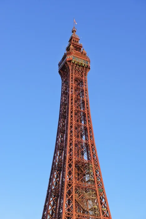 Gerahmter Druck : Blackpool-Turm gegen einen blauen Himmel. Gerahmter Druck : Blackpool-Turm gegen einen blauen Himmel.