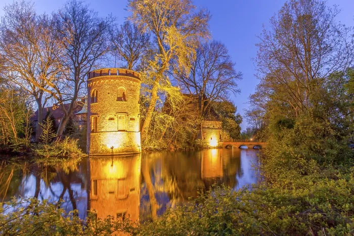 Gerahmter Druck : Bladenhorst Schloss am Abend Gerahmter Druck : Bladenhorst Schloss am Abend