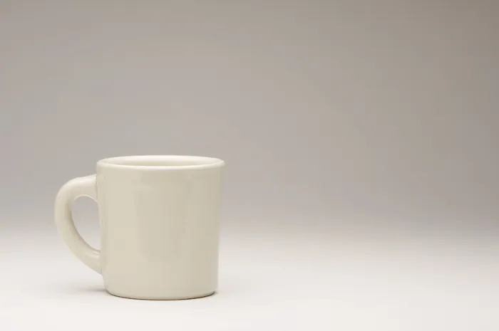 Gerahmter Druck : Leere Kaffeetasse auf einem abfallenden Hintergrund Gerahmter Druck : Leere Kaffeetasse auf einem abfallenden Hintergrund