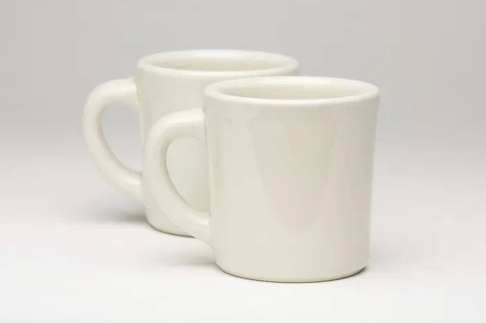 Gerahmter Druck : Leere Kaffeebecher auf einem schräg abfallenden Hintergrund Gerahmter Druck : Leere Kaffeebecher auf einem schräg abfallenden Hintergrund