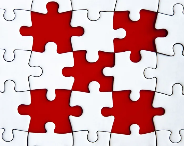 Gerahmter Druck : Leeres Puzzle mit roter Hintergrund für Text. Gerahmter Druck : Leeres Puzzle mit roter Hintergrund für Text.