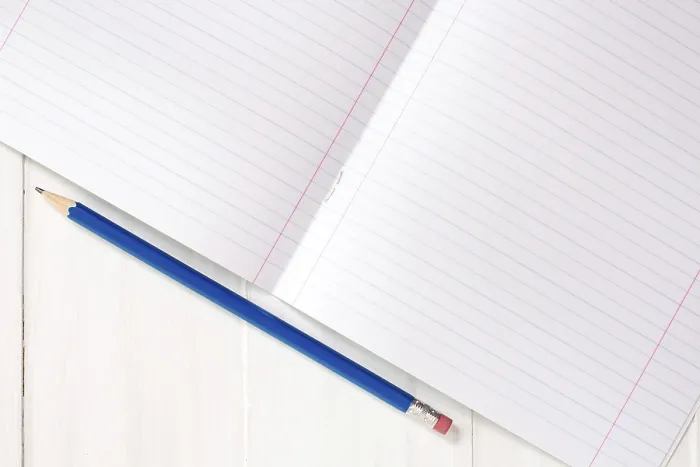 Gerahmter Druck : Leeres Blatt mit Linien in einem Notizbuch mit Bleistift. Gerahmter Druck : Leeres Blatt mit Linien in einem Notizbuch mit Bleistift.