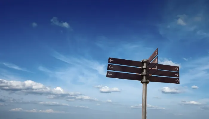 Gerahmter Druck : Leerer Signpost in der Luft mit Wolken. Gerahmter Druck : Leerer Signpost in der Luft mit Wolken.